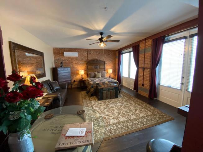 Deluxe Queen Room interior